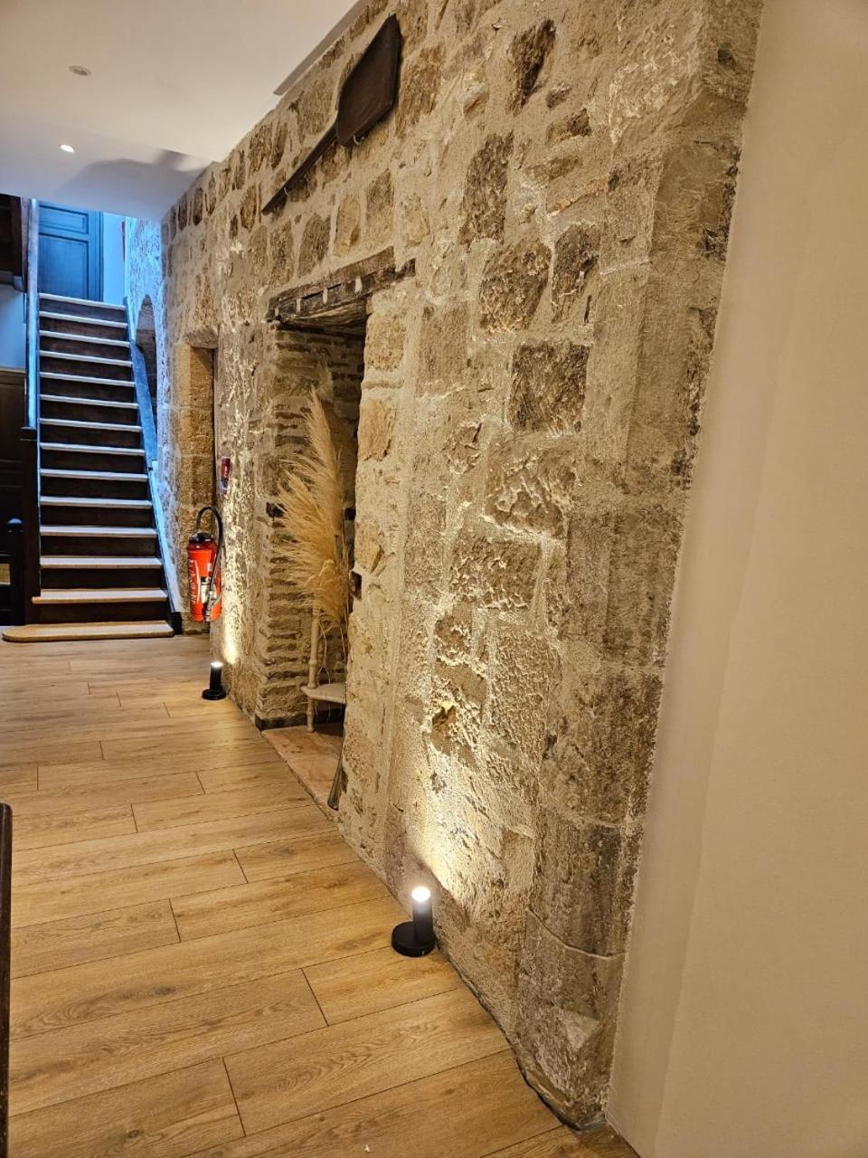 Le Beffroi Aparthotel Tournon-d'Agenais Bagian luar foto