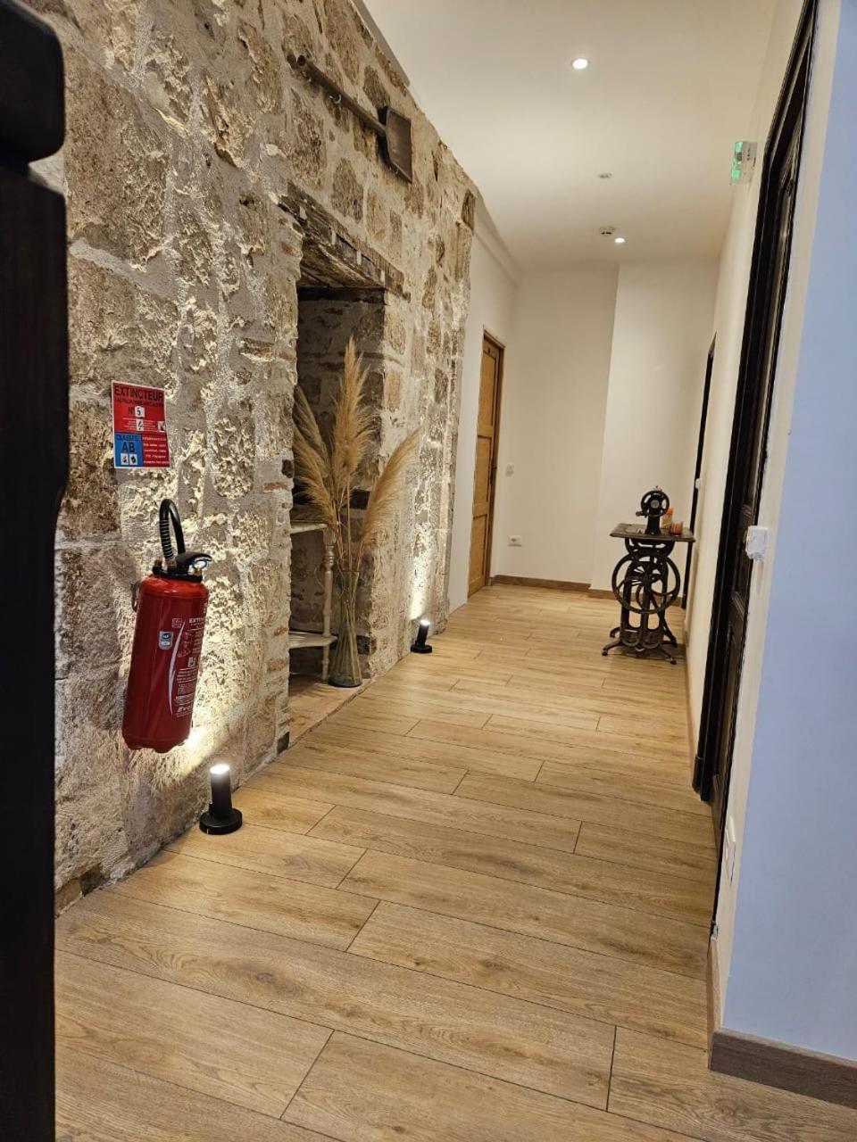 Le Beffroi Aparthotel Tournon-d'Agenais Bagian luar foto