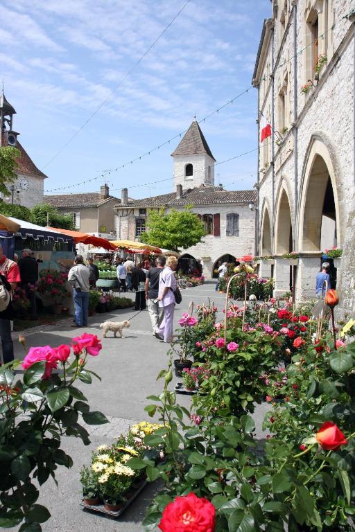 Le Beffroi Aparthotel Tournon-d'Agenais Bagian luar foto